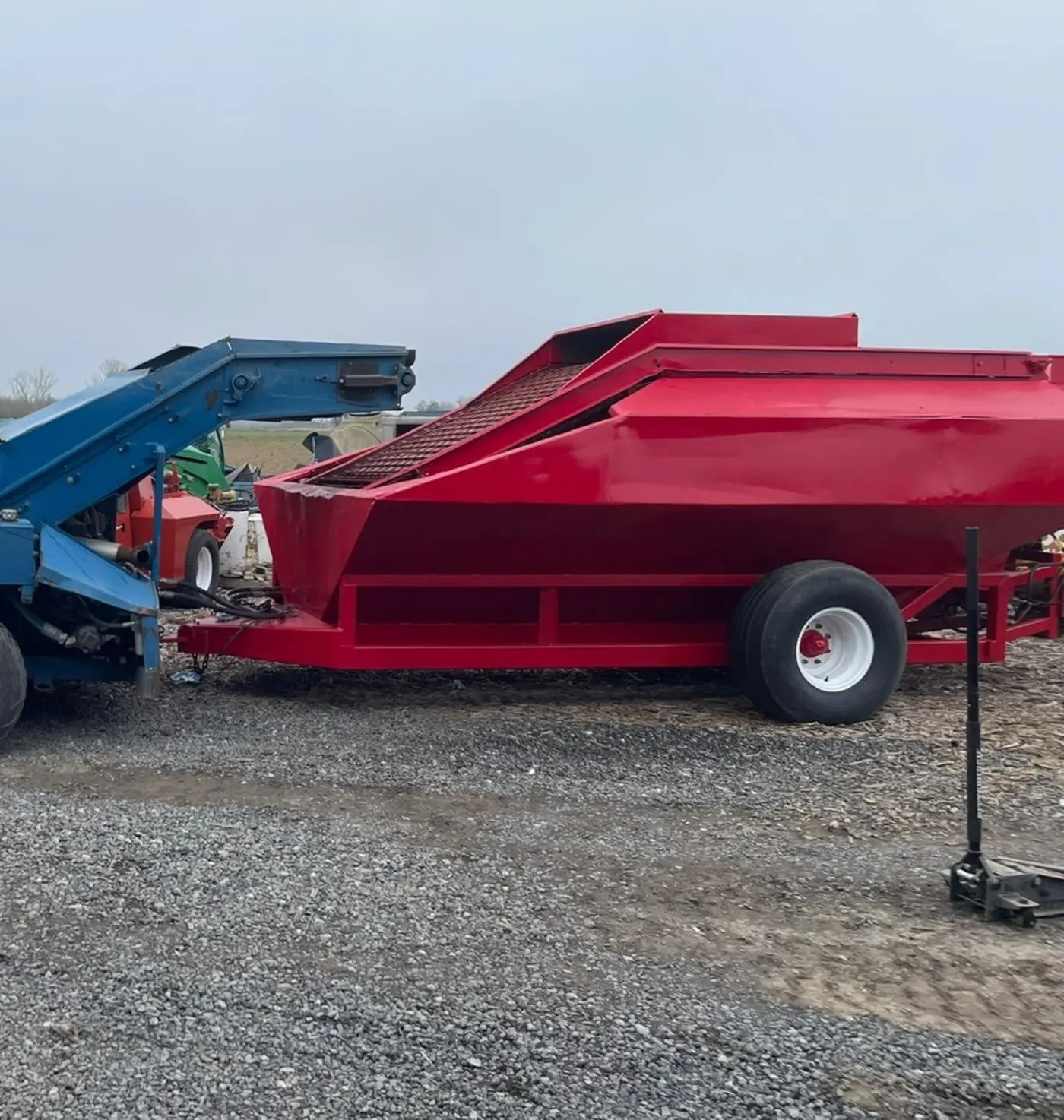 Carro conveyor Thomas rojo con desticker para limpieza de avellanas en campo
